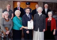 Committee members receiving the certificate